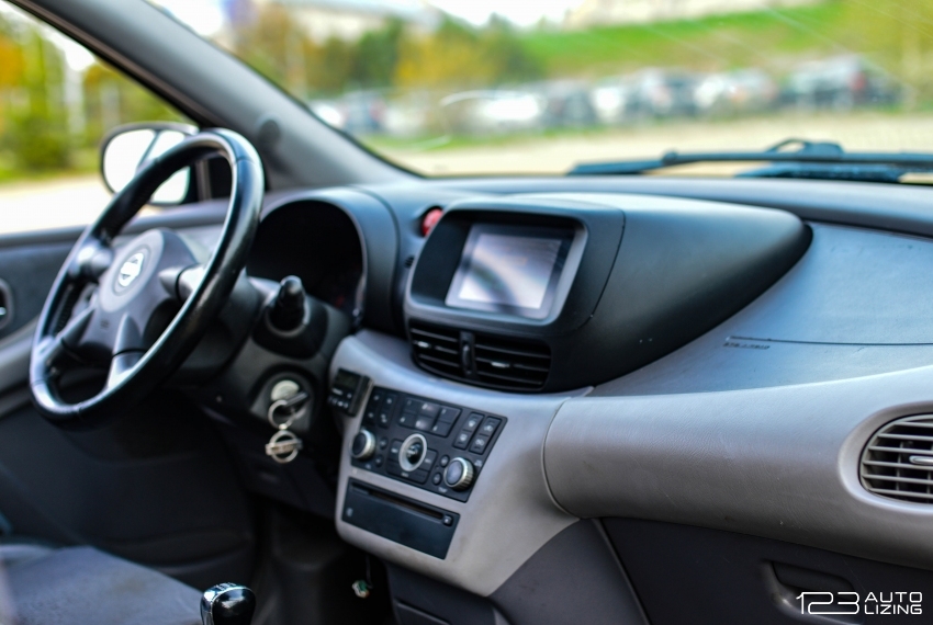 Nissan Almera Tino